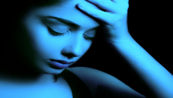 Kvinde i badet i blåt lys på sort baggrund